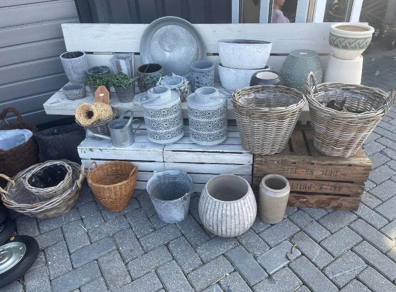 Tweedehands potten, manden en tuinspullen buiten de winkel
