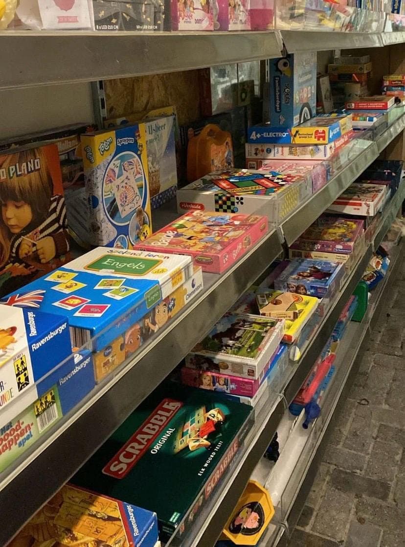 Gedoneerd speelgoed en spellen in de kringloopwinkel