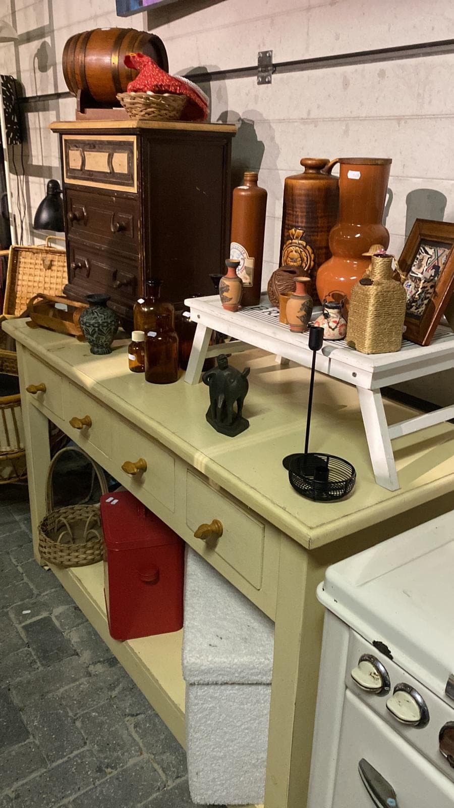 Vintage dressoir met kruiken en decoratie bij kringloopwinkel Eem Struunn