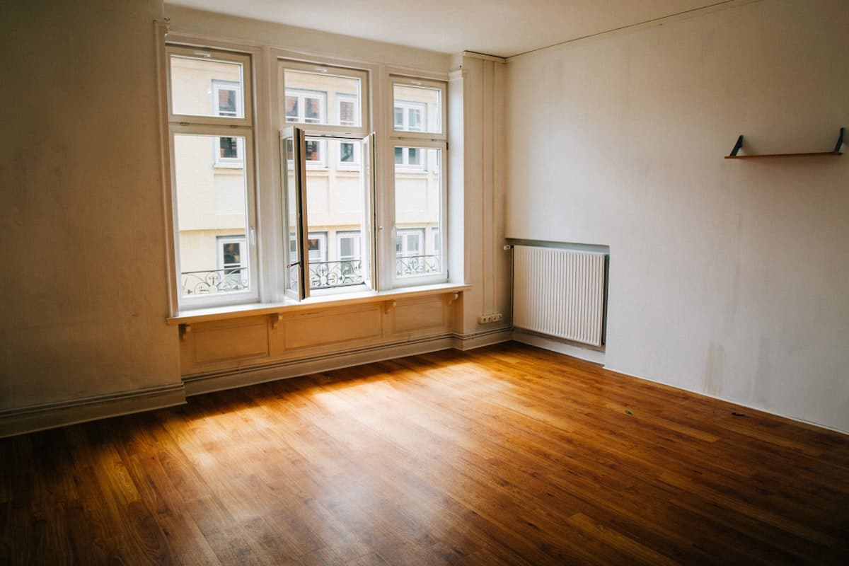 Lege kamer van een seniorenwoning na een ontruiming