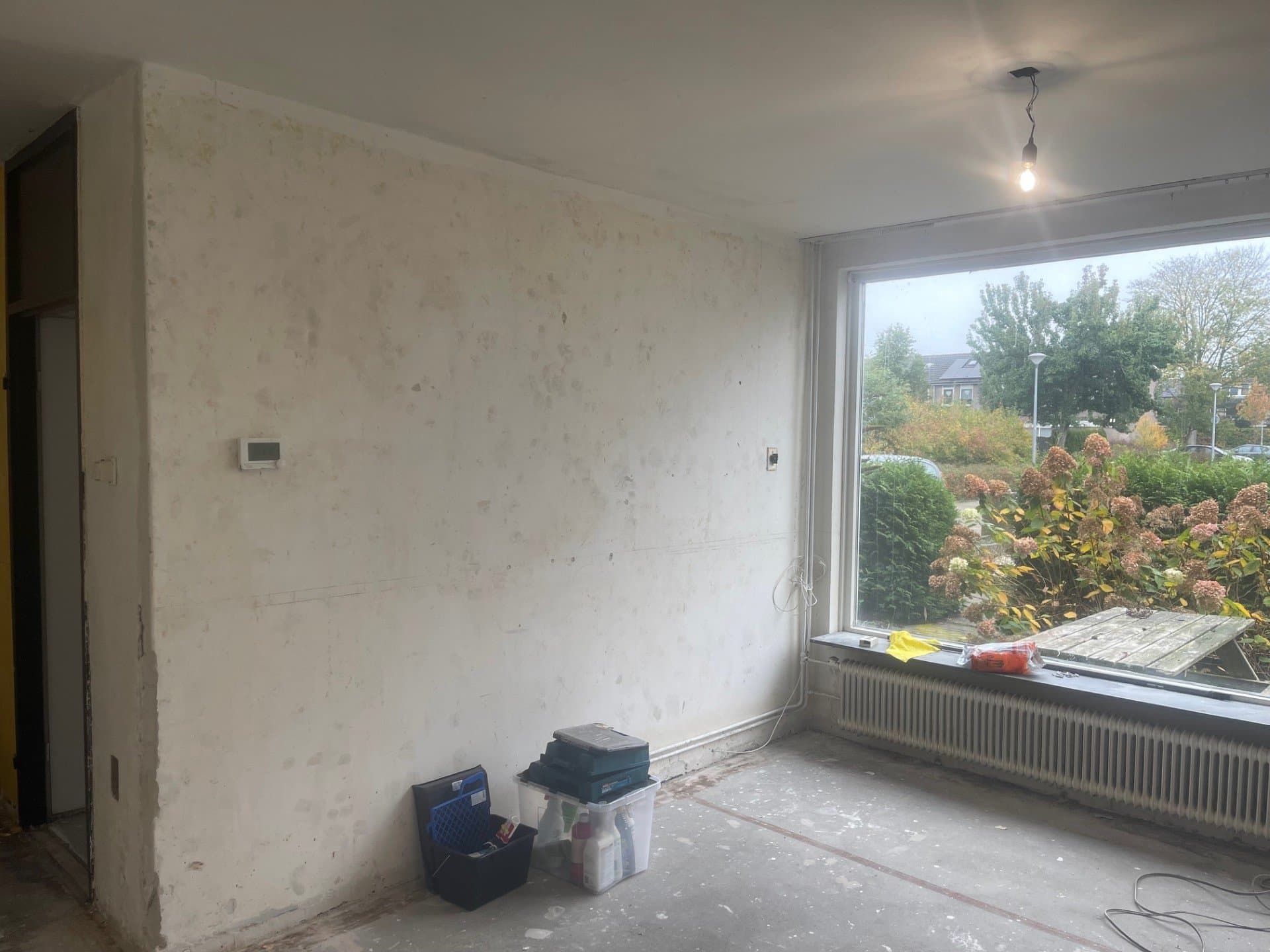 Lege, opgeruimde woonkamer na een woningontruiming in Groningen