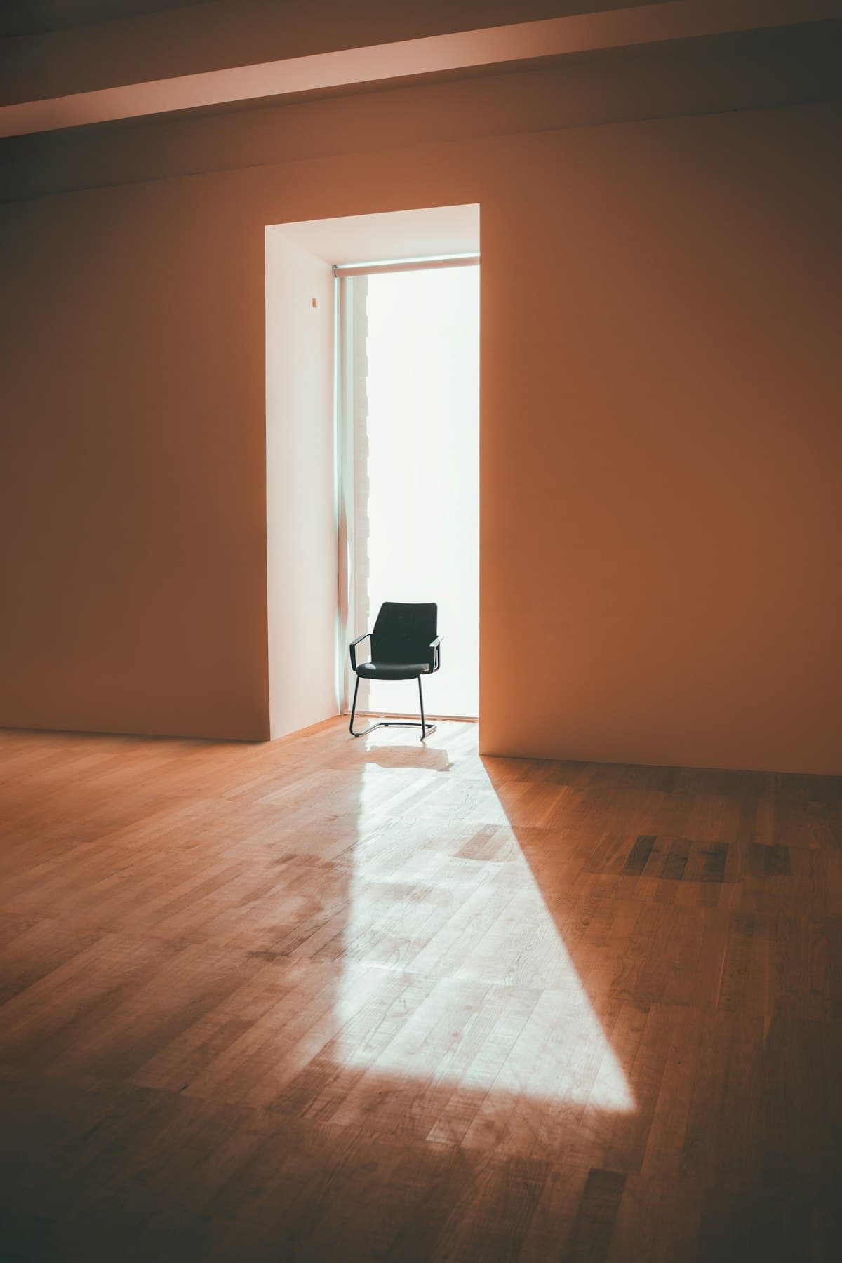 Rustige, lege kamer na een woningontruiming na overlijden